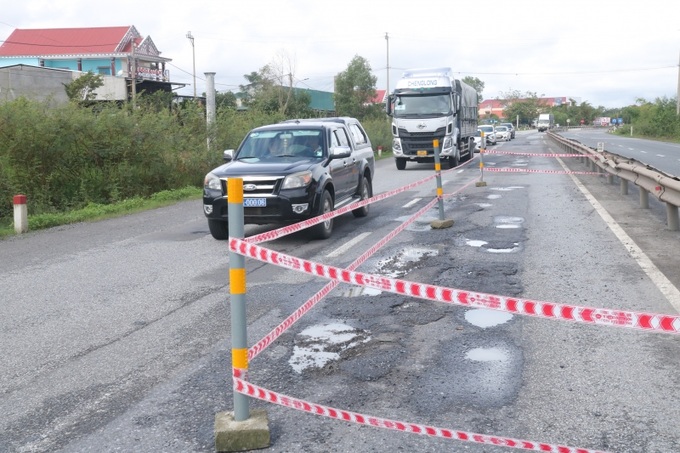 Quốc lộ 1A đoạn qua địa bàn các xã Lộc Sơn, Lộc An và Lộc Điền, thuộc huyện Phú Lộc, tỉnh Thừa Thiên Huế những ngày qua tiếp tục bị hư hỏng, xuất hiện nhiều ổ gà, ổ voi, vết bong tróc do mưa lớn kéo dài