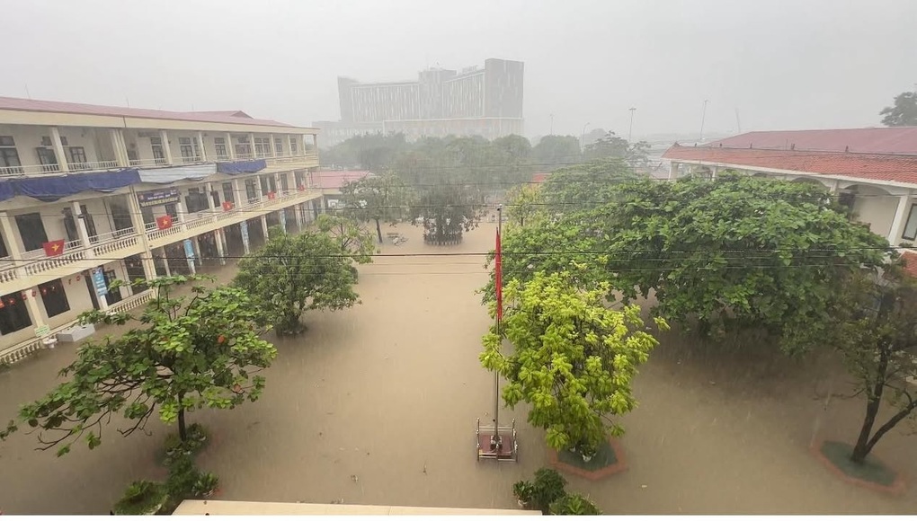 Trường học giữa Hà Nội đóng cổng 10 ngày liên tiếp kể từ trận lụt 30/9 - 1 Trường học giữa Hà Nội đóng cổng 10 ngày liên tiếp kể từ trận lụt 30/9 - 1