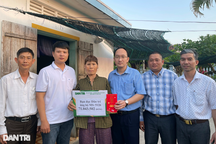 Bạn đọc giúp người mẹ già nuôi 2 con tàn tật hơn 70 triệu đồng