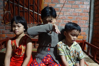 Thương ba đứa trẻ tá túc trong căn nhà bỏ hoang không được đến trường