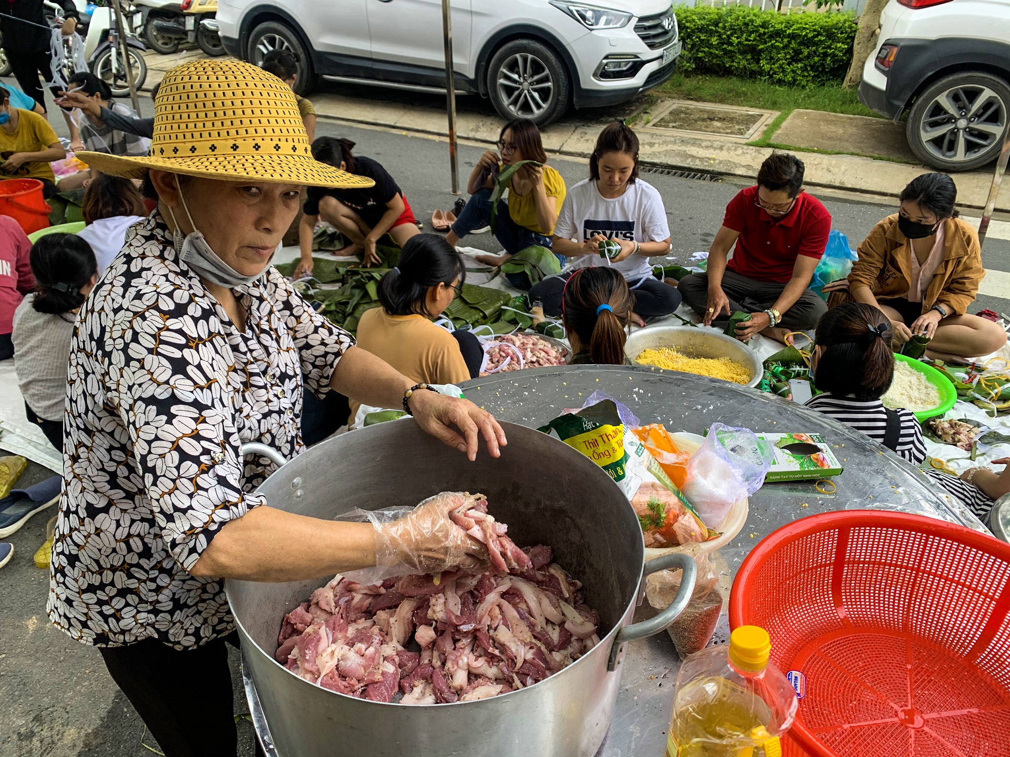Trắng đêm gói bánh gửi đồng bào miền Trung ruột thịt - 12 Trắng đêm gói bánh gửi đồng bào miền Trung ruột thịt - 12