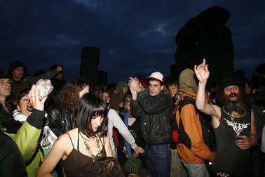 Chùm ảnh: Bãi đá Stonehenge "nghẹt" người đón ngày dài nhất năm