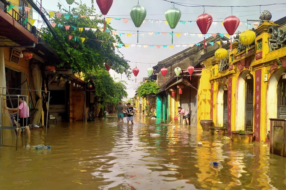 Mưa lớn chuyển hướng, đến lượt Hà Tĩnh và Quảng Trị chạy lũ - 7 Mưa lớn chuyển hướng, đến lượt Hà Tĩnh và Quảng Trị chạy lũ - 7