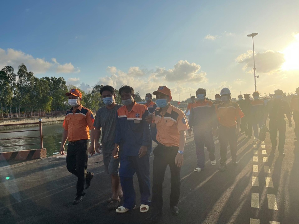 Giải cứu 6 thuyền viên đang đu bám vào con tàu chìm - 2 Giải cứu 6 thuyền viên đang đu bám vào con tàu chìm - 2