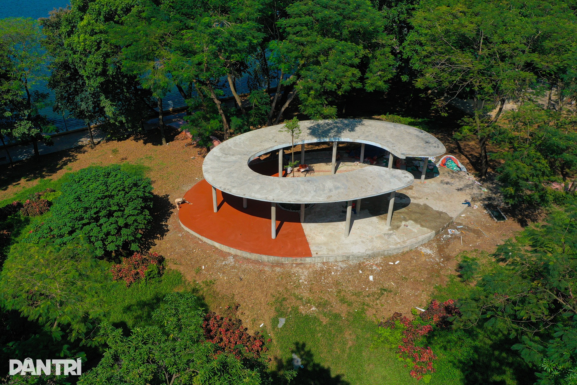 Độc đáo cầu đi bộ hình cây đàn khổng lồ trong công viên ở Hà Nội - 12