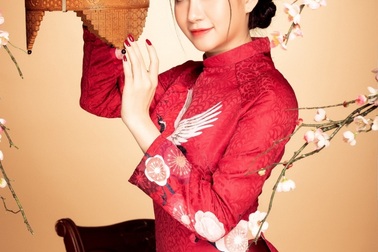 Á Hậu – Doanh nhân Huyền Cò diện áo dài gấm cách tân đón xuân kiêu sa