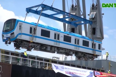 Cận cảnh hai đoàn tàu cuối cùng của tuyến metro số 1 về tới TPHCM