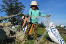 Chuyện những người khuyết tật nhặt rác cho... người lành lặn