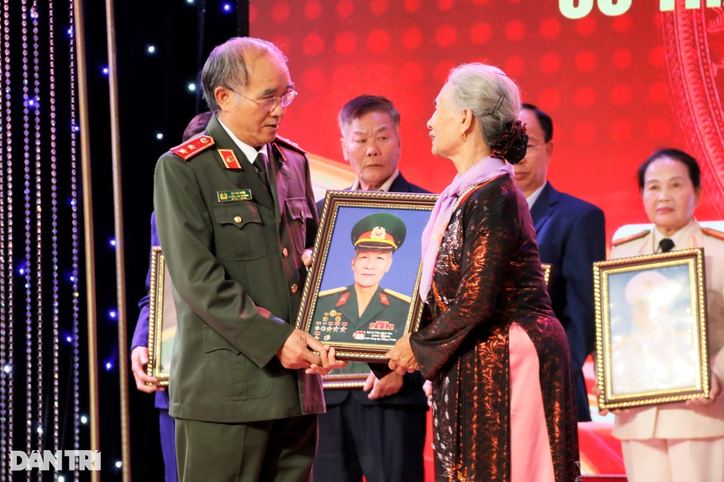 Trao gần 100 di ảnh cho thân nhân các anh hùng, liệt sỹ - 2 Trao gần 100 di ảnh cho thân nhân các anh hùng, liệt sỹ - 2