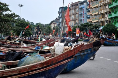 Thuyền bè tại Sầm Sơn lên vỉa hè, đường nhựa tránh bão