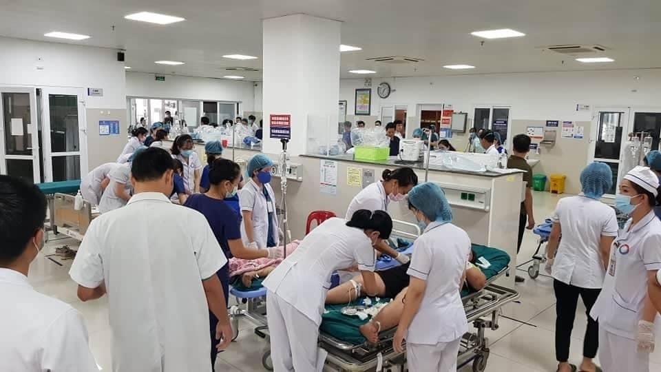 Chuyển tuyến hai trường hợp nặng trong vụ tai nạn 36 người thương vong - 3 Chuyển tuyến hai trường hợp nặng trong vụ tai nạn 36 người thương vong - 3
