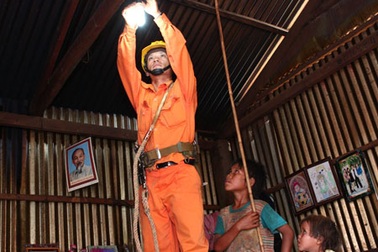 Hỗ trợ 46.000 đồng tiền điện mỗi tháng cho hộ nghèo