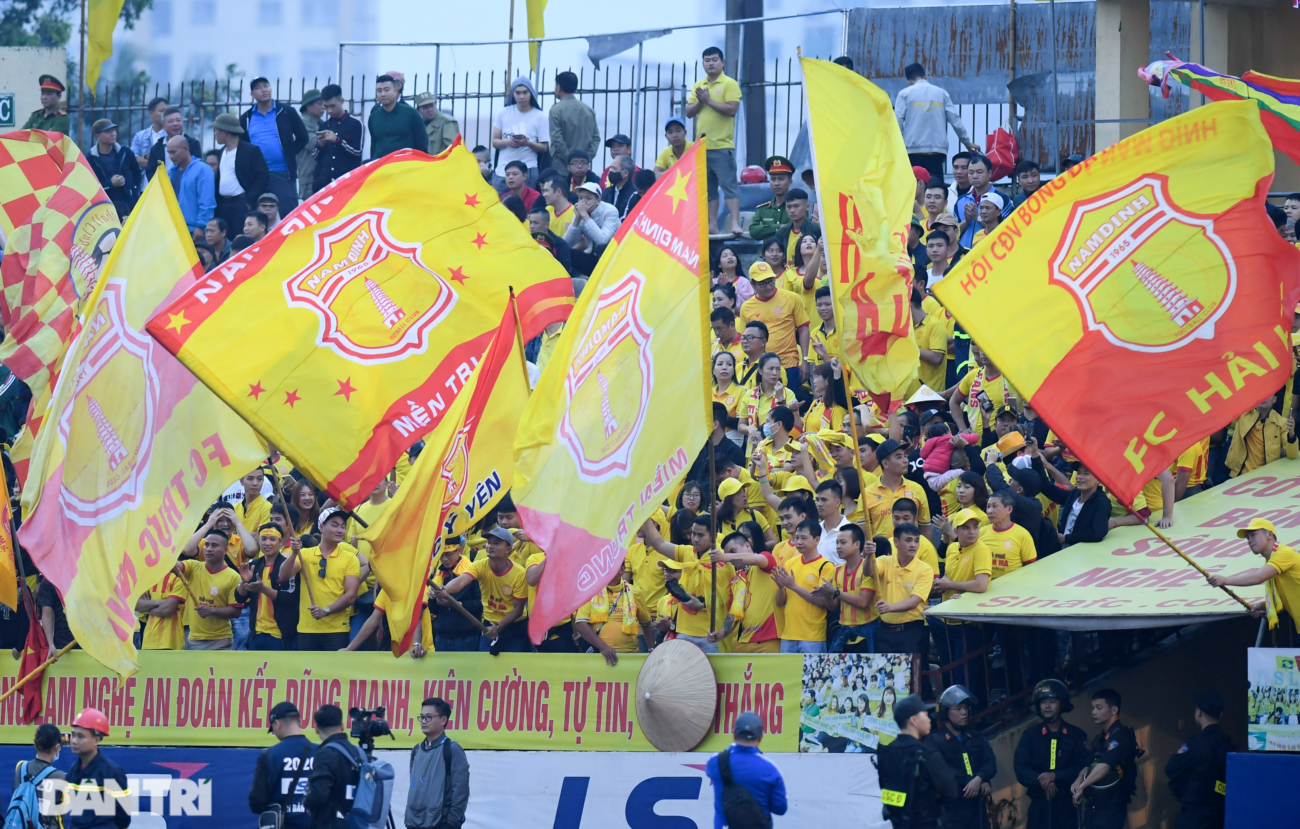 CLB Nam Định vượt thác ghềnh trụ hạng thành công V-League - 21 CLB Nam Định vượt thác ghềnh trụ hạng thành công V-League - 21
