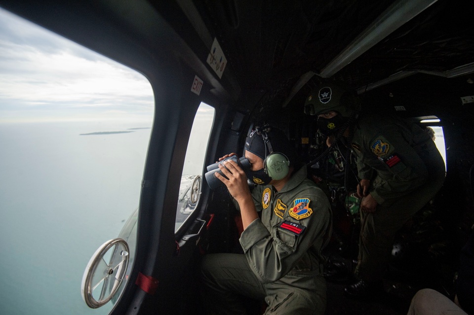 Tìm thấy nhiều phần thi thể vụ rơi máy bay Indonesia - 1 Tìm thấy nhiều phần thi thể vụ rơi máy bay Indonesia - 1