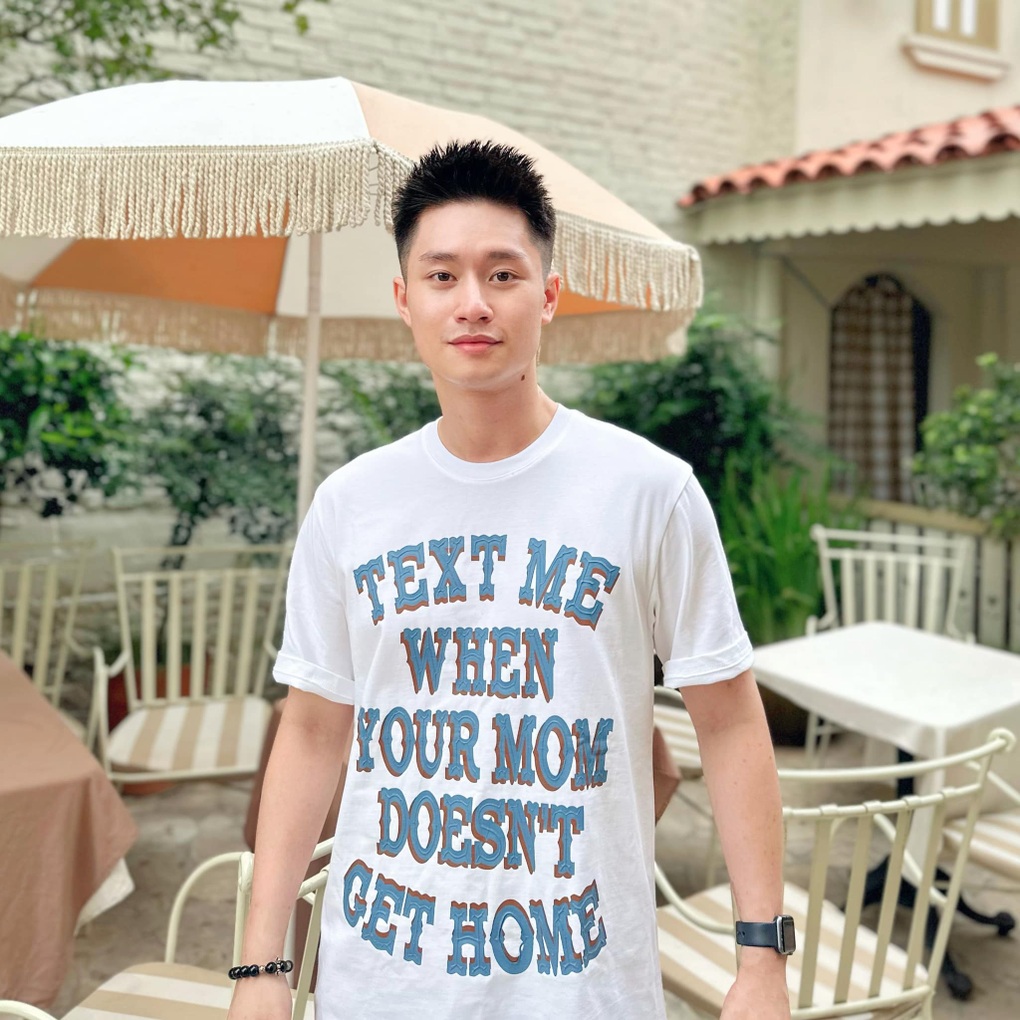 Chàng trai màu tím được trao nhầm hoa kết đôi vì quá... đẹp trai - 2 Chàng trai màu tím được trao nhầm hoa kết đôi vì quá... đẹp trai - 2