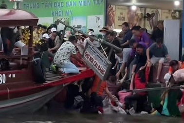 Nhiều du khách rơi xuống sông khi tham quan ở chợ nổi Cần Thơ