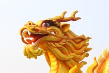 Linh vật rồng vàng làm bằng mút xốp nặng 40kg ở Bình Dương