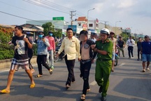 Khởi tố tài xế cố thủ trong xe, "múa" dao thách thức CSGT