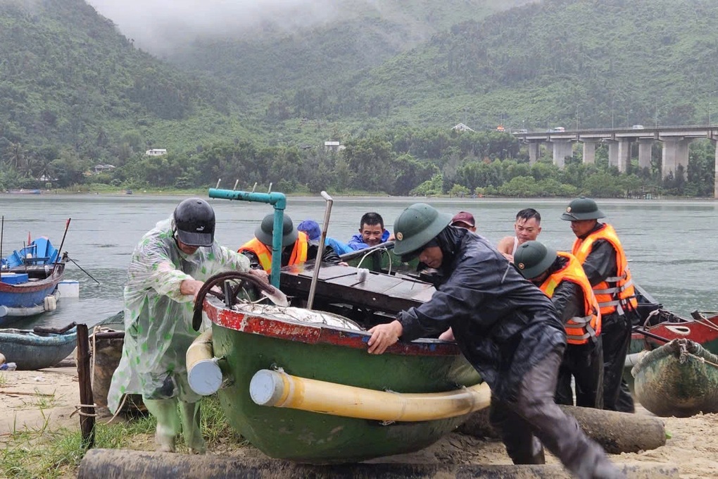 Lực lượng vũ trang căng sức hỗ trợ người dân ứng phó với bão Bualoi - 2 Lực lượng vũ trang căng sức hỗ trợ người dân ứng phó với bão Bualoi - 2