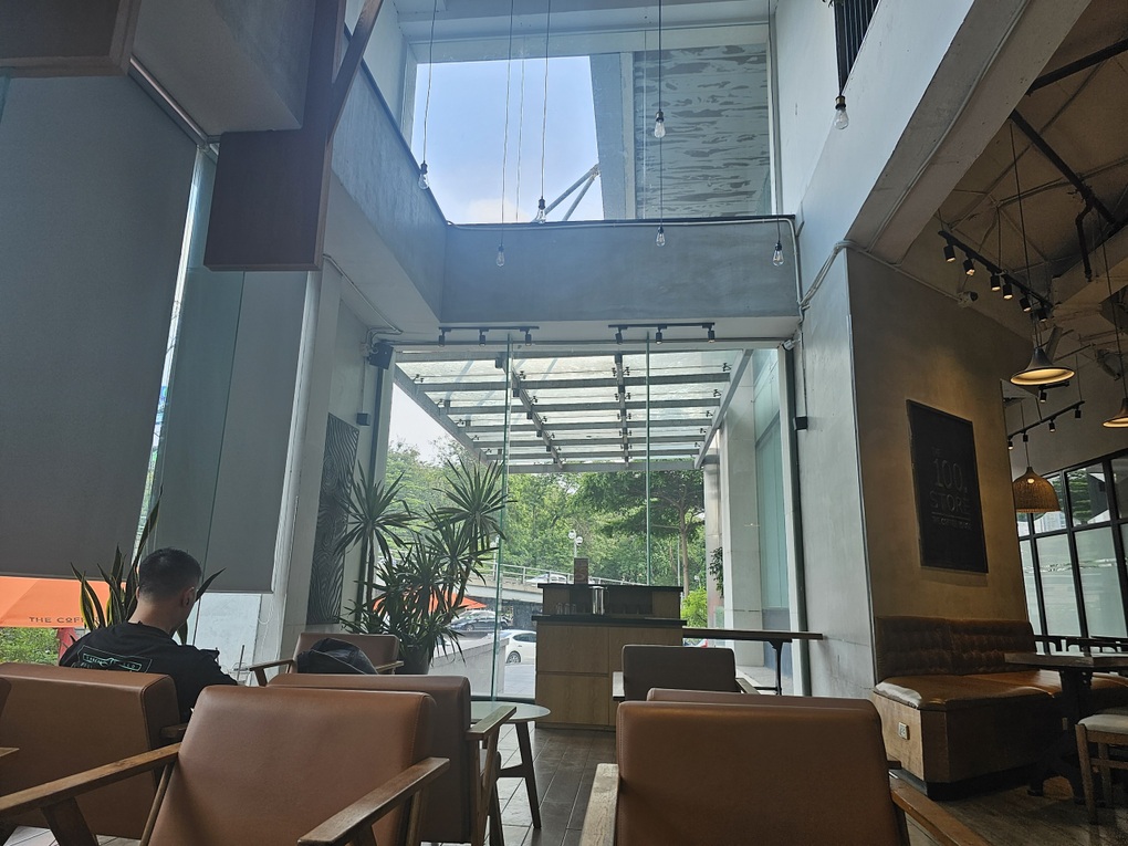 The Coffee House, Việt Tower nói gì sau vụ kính rơi vào nữ bác sĩ? - 2 The Coffee House, Việt Tower nói gì sau vụ kính rơi vào nữ bác sĩ? - 2