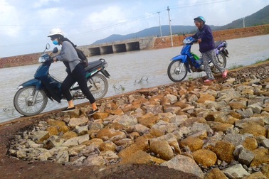 Lũ rút, “lộ” nhiều tuyến đường hư hỏng nghiêm trọng