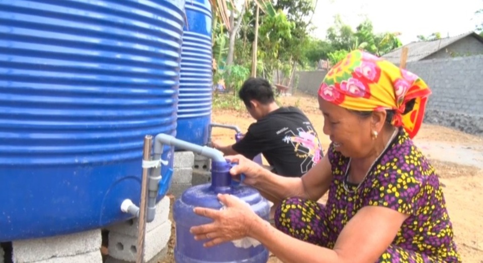 Lập điểm cấp nước sạch miễn phí cho người dân vùng hạn hán, xâm nhập mặn - 2 Lập điểm cấp nước sạch miễn phí cho người dân vùng hạn hán, xâm nhập mặn - 2