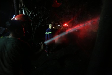 Gần 100 chiến sĩ chữa cháy rừng gần sân bay Đà Nẵng