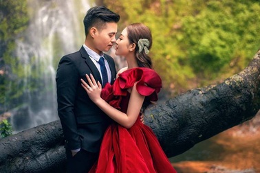 Ảnh cưới long lanh từ Nam ra Bắc của cô dâu Nam Định đeo vàng trĩu cổ, ở lâu đài 7 tầng