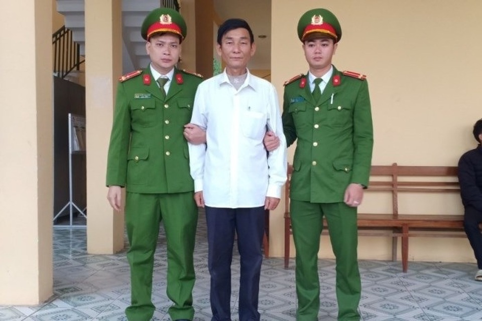 Thu giữ hàng loạt huân, huy chương, bằng khen giả - 1 Thu giữ hàng loạt huân, huy chương, bằng khen giả - 1