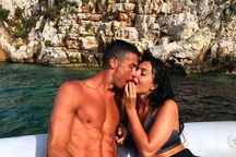 Bạn gái bật mí chuyện “tình yêu sét đánh” với C.Ronaldo