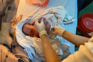 Bé trai còn nguyên dây rốn bị bỏ rơi gần nhà văn hóa