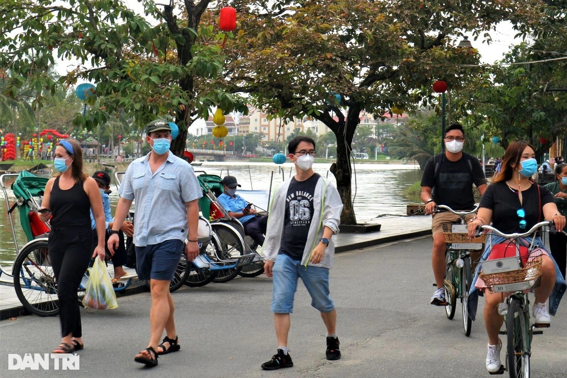 Du khách tấp nập đến phố cổ Hội An vui chơi ngày đầu nghỉ Tết Dương lịch - 4