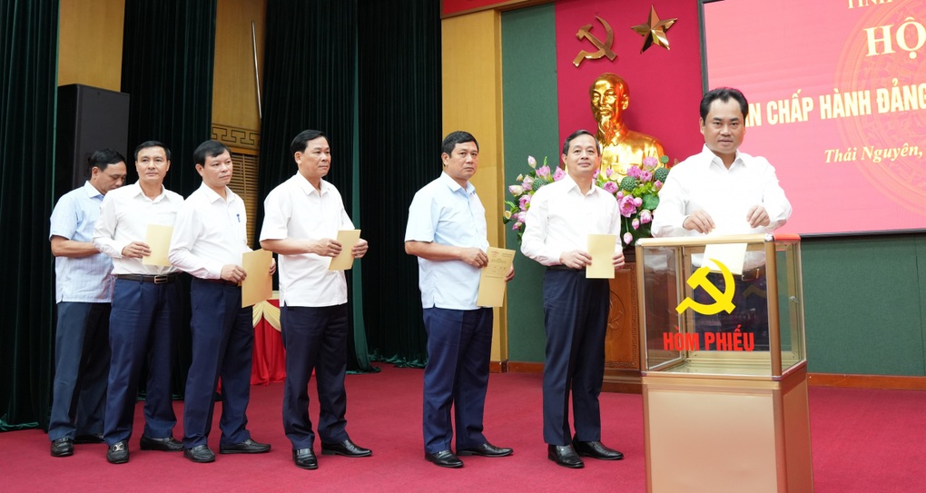 Chủ tịch tỉnh Thái Nguyên Trịnh Việt Hùng được bầu làm Bí thư Tỉnh ủy - 1 Chủ tịch tỉnh Thái Nguyên Trịnh Việt Hùng được bầu làm Bí thư Tỉnh ủy - 1