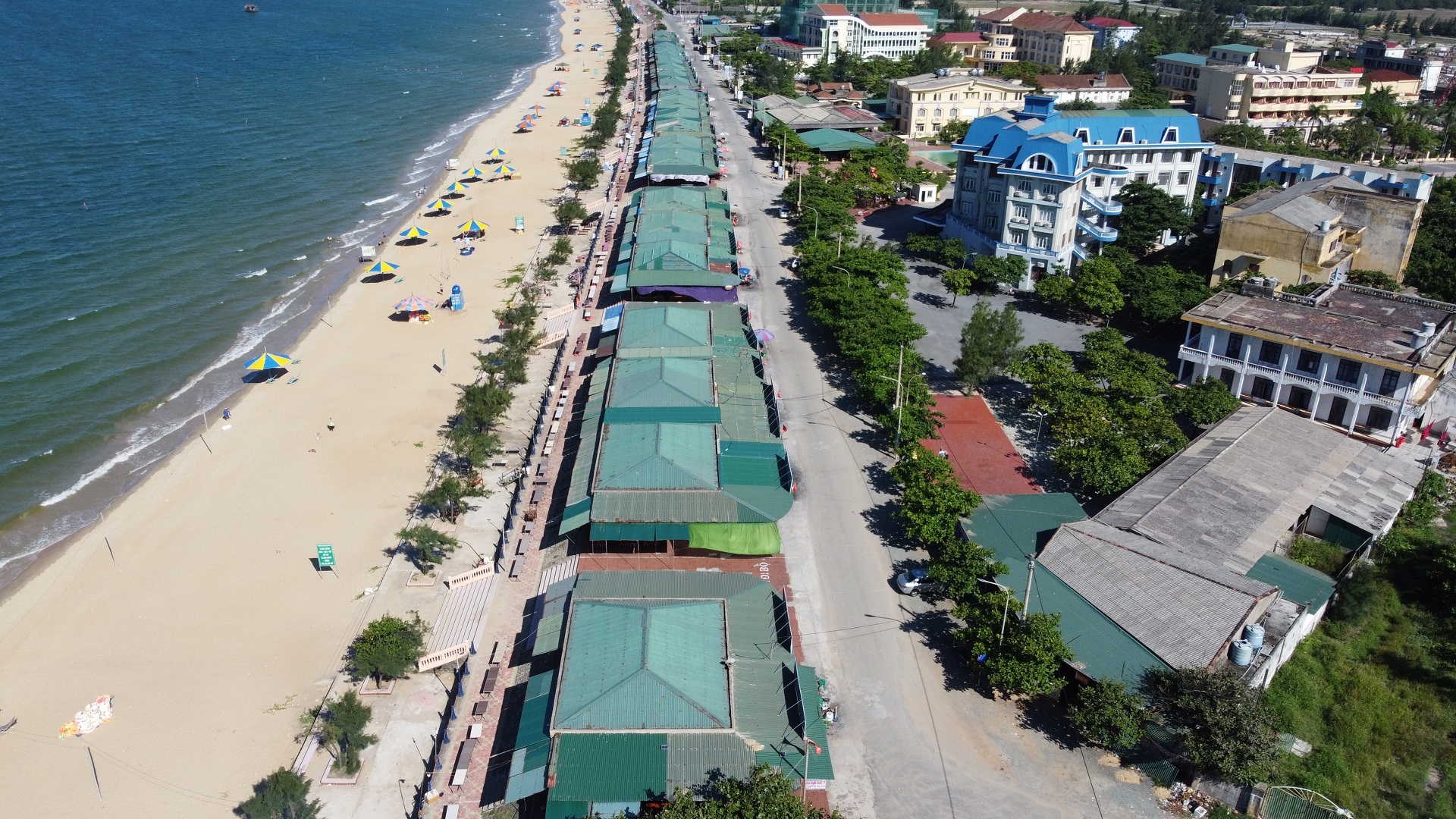 Khách sạn view nghĩa trang, ki ốt nhếch nhác ở biển Thiên Cầm - 4 Khách sạn view nghĩa trang, ki ốt nhếch nhác ở biển Thiên Cầm - 4