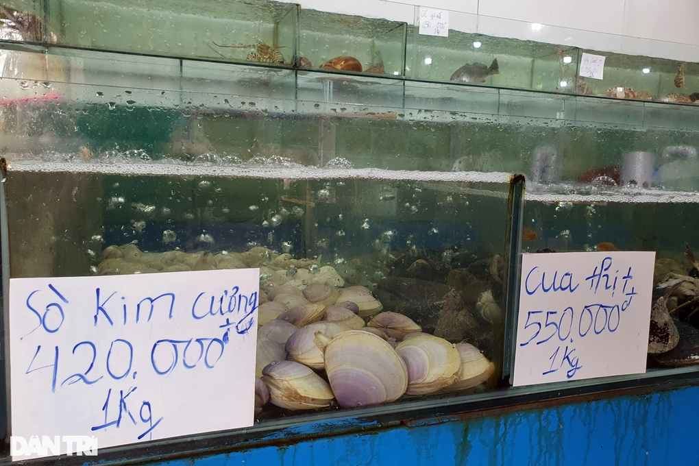 Chủ quán bị tố chặt chém nói gì về 3 khách Trung Quốc ăn hết 12kg hải sản? - 2 Chủ quán bị tố chặt chém nói gì về 3 khách Trung Quốc ăn hết 12kg hải sản? - 2