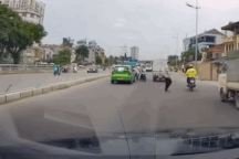 Ô tô đâm ngã 3 người đi xe máy ngược chiều