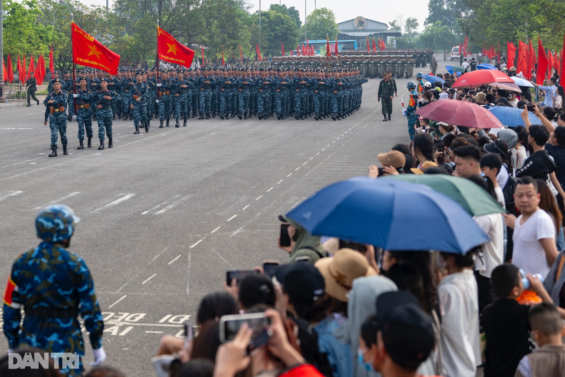 Dậy từ 3h sáng, người dân vượt trăm cây số cổ vũ các chiến sĩ tập diễu binh - 1 Dậy từ 3h sáng, người dân vượt trăm cây số cổ vũ các chiến sĩ tập diễu binh - 1