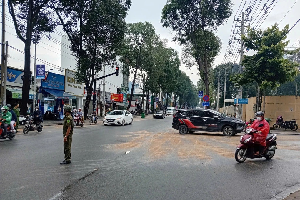 Đường xuất hiện vết dầu loang, nhiều người té ngã ở TPHCM - 3