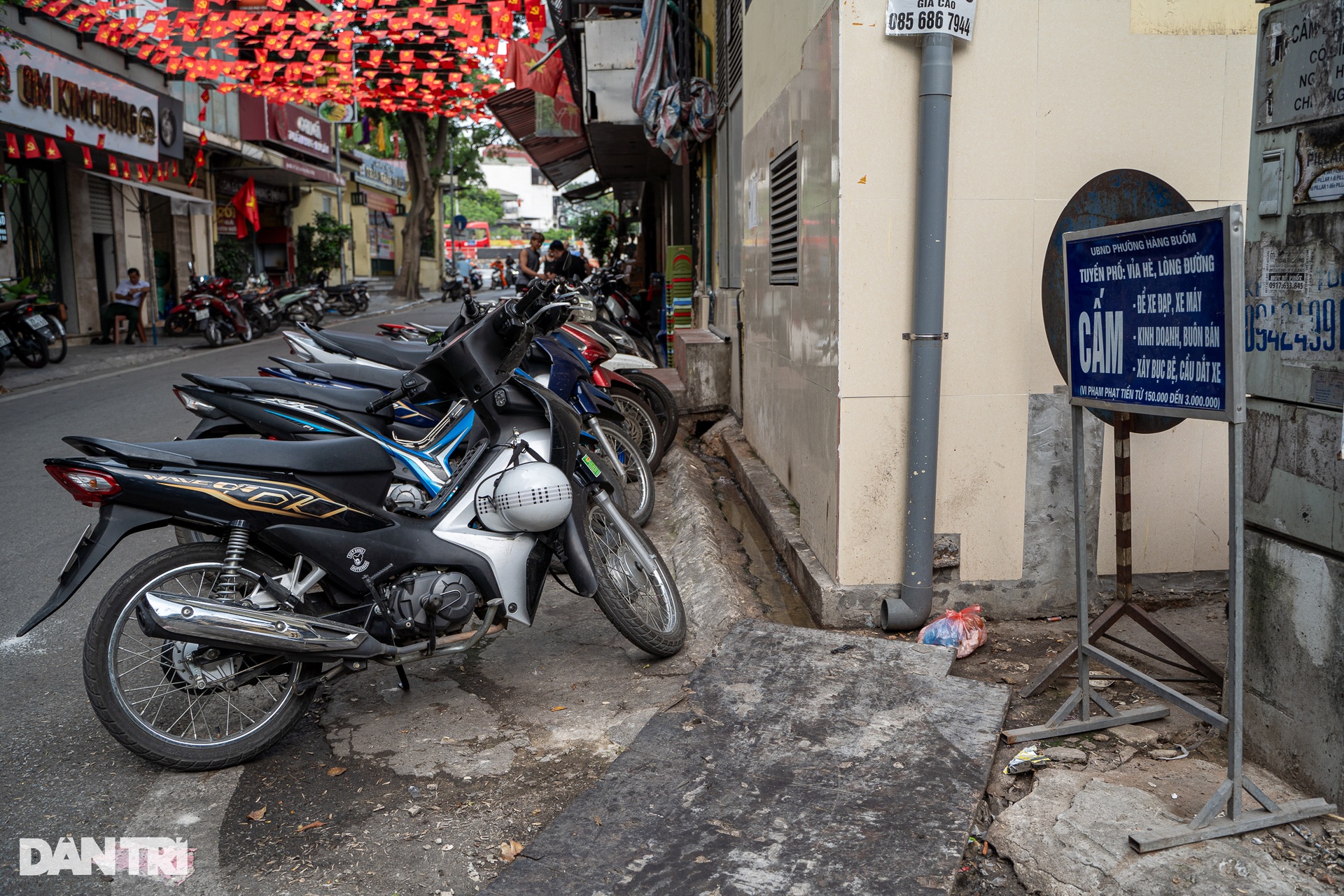 Hà Nội: Tái diễn cảnh chiếm dụng vỉa hè, đẩy người đi bộ xuống lòng đường - 10 Hà Nội: Tái diễn cảnh chiếm dụng vỉa hè, đẩy người đi bộ xuống lòng đường - 10