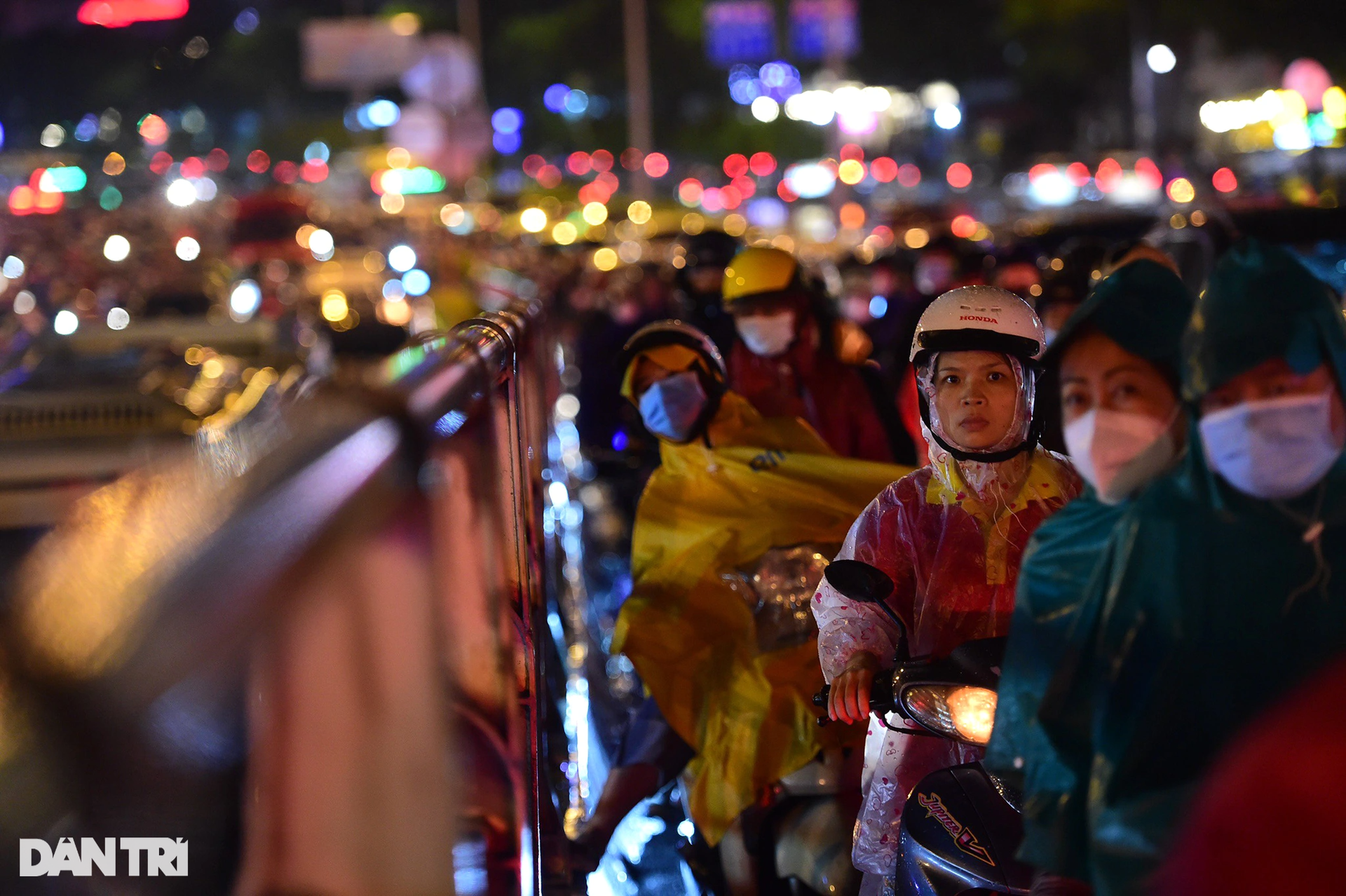 Người dân TPHCM chôn chân gần 4km trên đường về nhà sau cơn mưa chiều - 11 Người dân TPHCM chôn chân gần 4km trên đường về nhà sau cơn mưa chiều - 11