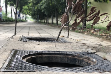 Hàng loạt nắp cống trên đại lộ đẹp nhất Sài Gòn bỗng dưng... mất tích