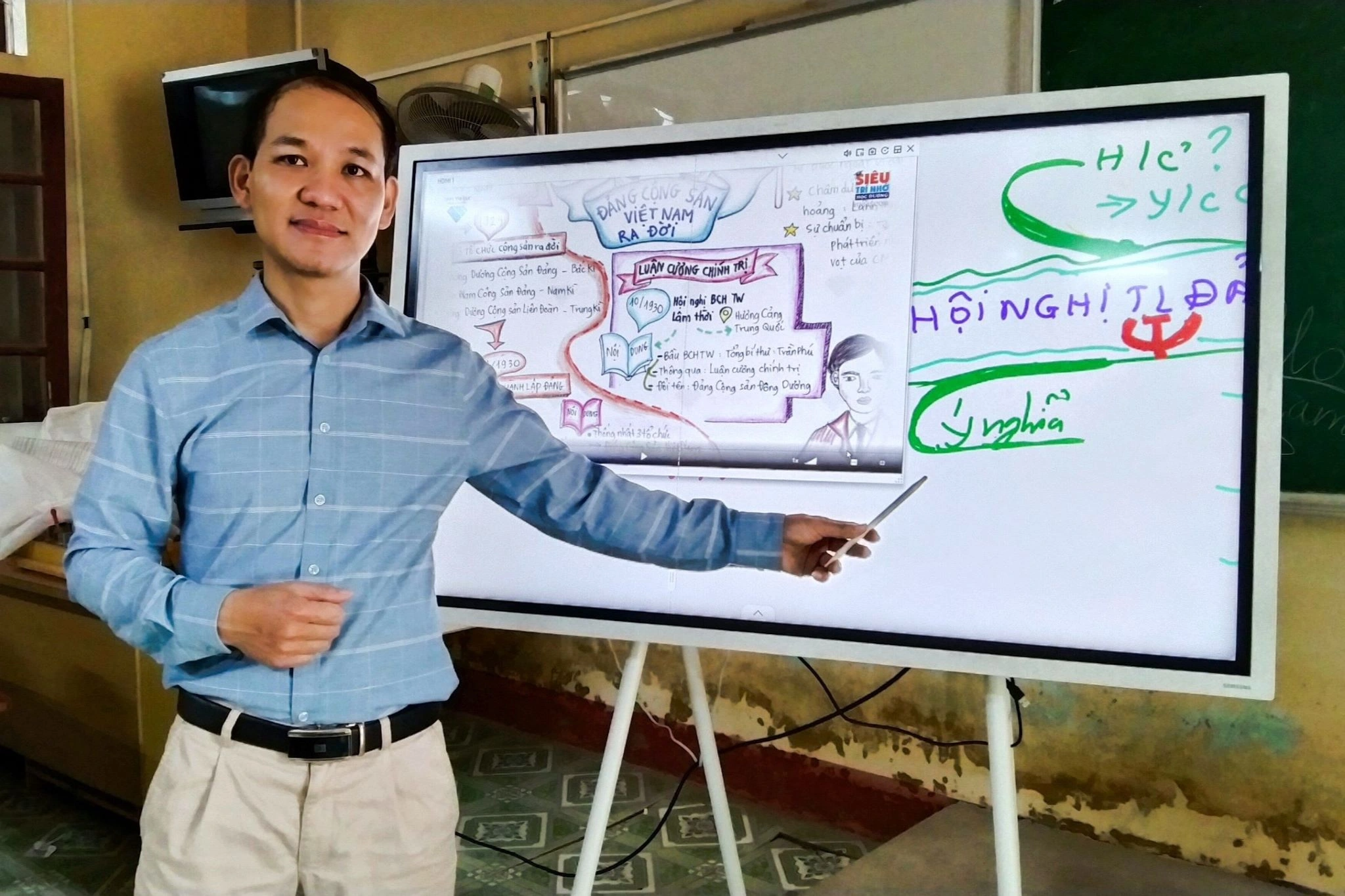 ครูโรงเรียน Thanh Hoa ทำลายสถิติจากบัตรคำศัพท์ประวัติศาสตร์ 100 ใบ - 3 Thầy giáo xứ Thanh xác lập kỷ lục từ 100 chiếc thẻ giấy học lịch sử - 3