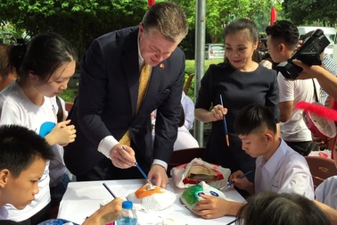 Đại sứ Mỹ vẽ mặt nạ giấy nhân dịp Tết Trung thu Việt Nam