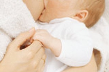 Bú mẹ không làm tăng IQ của trẻ