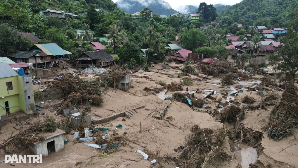 Gia đình Quang Dương ủng hộ bà con vùng lũ Nghệ An 10.000 USD - 3