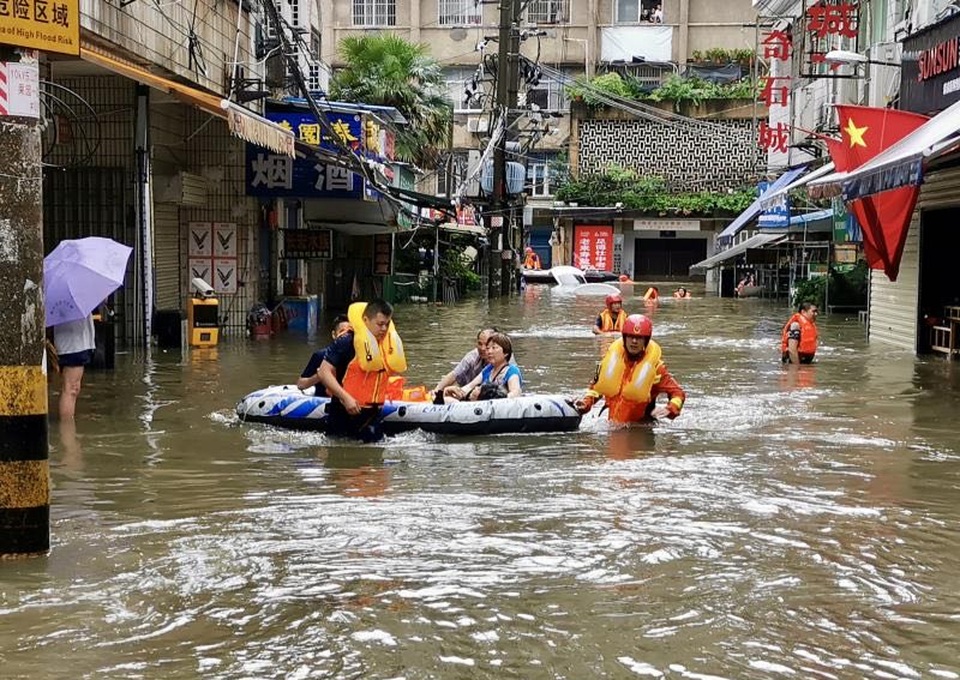 Lũ lụt kinh hoàng ảnh hưởng tới 14 triệu dân tại Trung Quốc - 4 Lũ lụt kinh hoàng ảnh hưởng tới 14 triệu dân tại Trung Quốc - 4