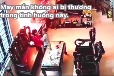 Khoảnh khắc smartphone đang cắm sạc phát nổ như bom