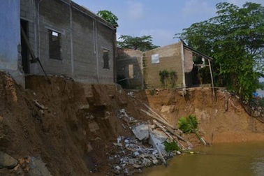 Sông “nuốt gọn” nhà sau lũ 