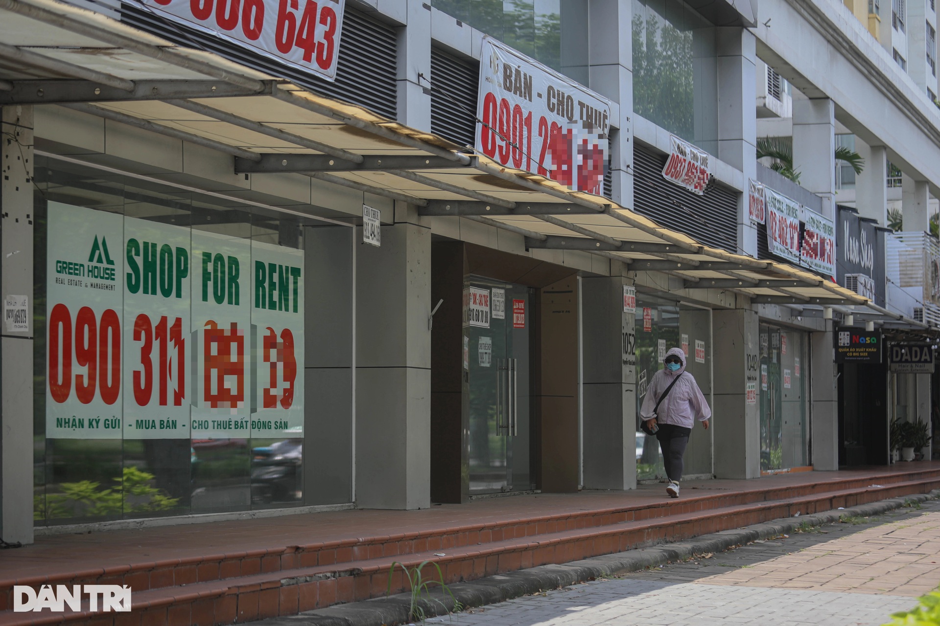 Hàng loạt mặt bằng ở khu nhà giàu TPHCM bỏ trống, chi chít bảng quảng cáo - 4 Hàng loạt mặt bằng ở khu nhà giàu TPHCM bỏ trống, chi chít bảng quảng cáo - 4