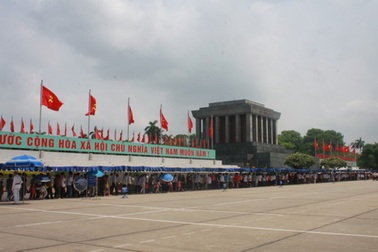 Hàng vạn lượt người vào thăm lăng Bác